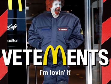 Vetements обвинили Balenciaga в плагиате. Но обе футболки создал Демна Гвасалия!
