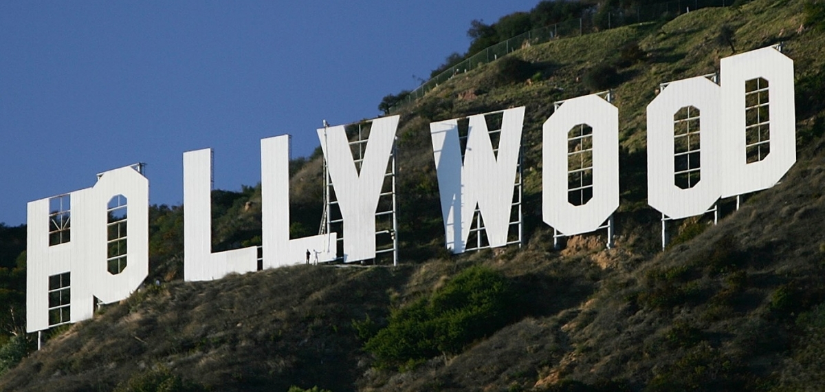 Порно-модель и её команда изменили надпись Hollywood на «буфера». Угадайте почему