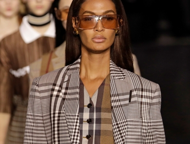BURBERRY скасовує свій показ SS23 після смерті Королеви Єлизавети II