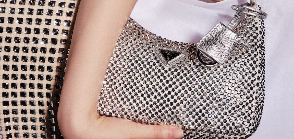 Prada покрывает свои фирменные силуэты кристаллами на китайский День святого Валентина