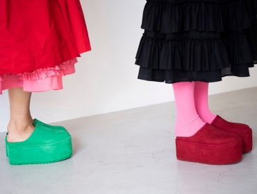 Тренд недели: Кучерявые тапочки и гигантские мюли от UGG и Молли Годдард