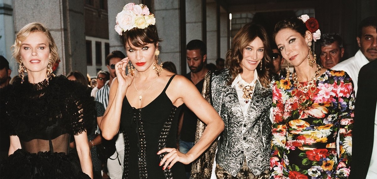 Dolce & Gabbana вывели Монику Беллуччи, Еву Герцигову, Карлу Бруни и других на улицы Италии