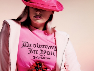 Китчевые 2000-е в кампании культового бренда десятилетия Juicy Couture SS21