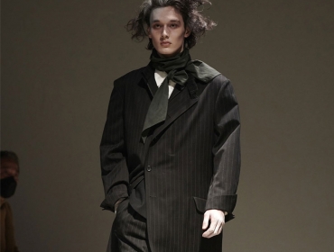 Yohji Yamamoto FW22 представляет готическое фэнтези для диккенсовского парня