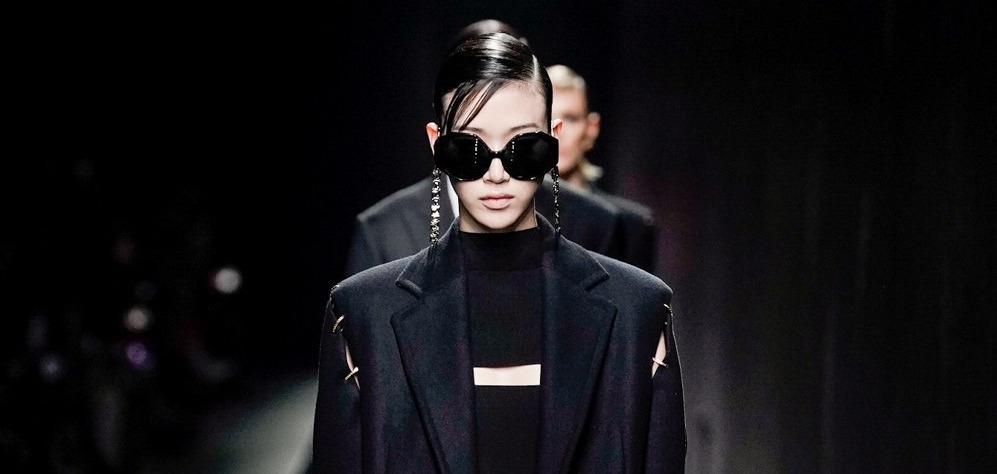 Back to Black: Versace удивили всех и представили роскошную чёрную коллекцию