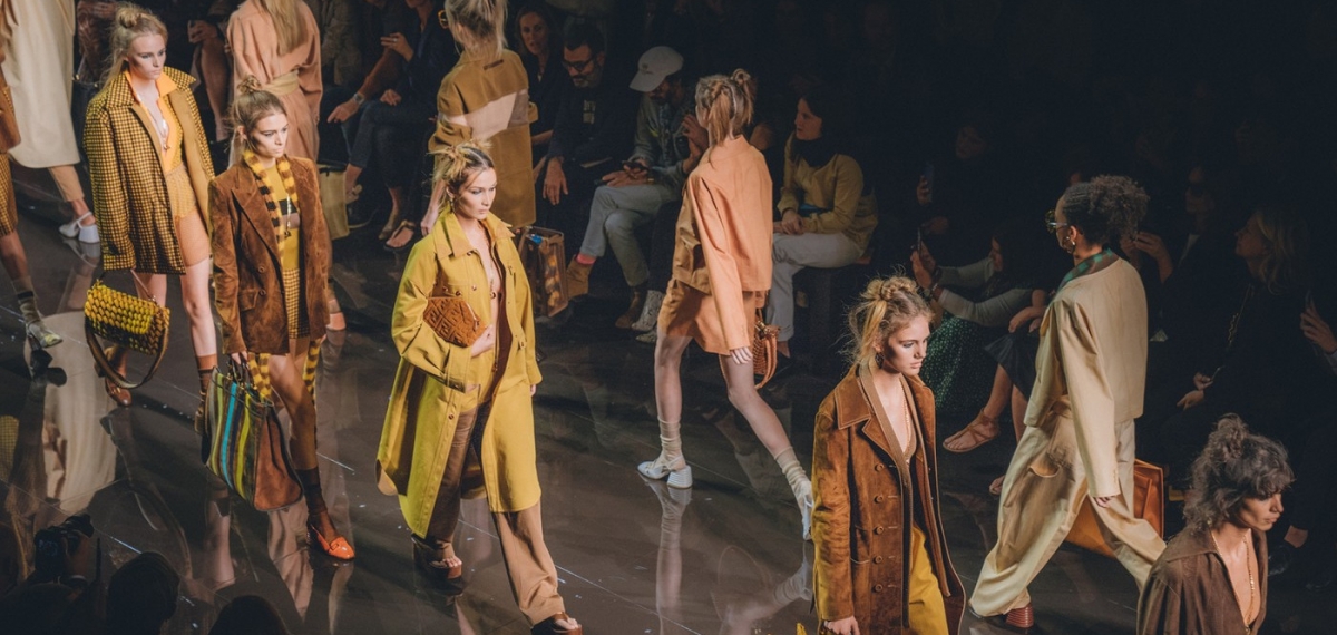 Без Лагерфельда, но со вкусом: Коллекция Fendi SS20 напоминает о психоделических 70-х