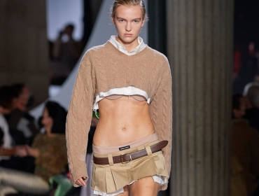 Miu Miu взрывают корпоративный шик микро-мини-юбками из 2000-х