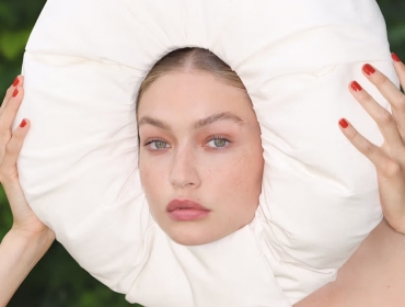 Gigi Hadid в новій кампанії Jacquemus «LE CHOUCHOU»