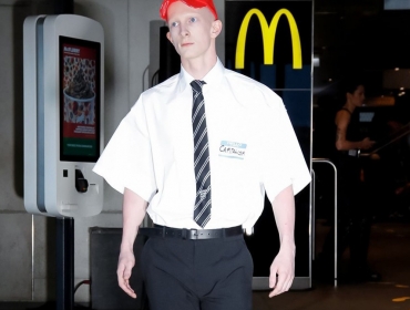 «Вільна каса!»: Vetements провели показ в McDonald's