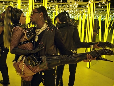 Семейное воссоединение: Cardi B танцует тверк на коленях у своего мужа Offset в клипе Clout