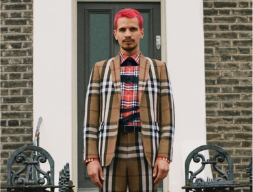 Burberry представили очень красивую коллекцию. Фото для лукбука делали возле реальных домов моделей