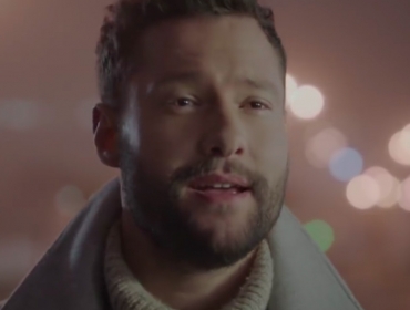 Гей-пара на улицах Киева в клипе британского певца Calum Scott