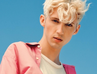 Мальчик + Мальчик + Море: Troye Sivan резвится на пляже в новом видео «Lucky Strike»