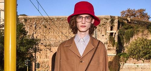 Gucci ностальгируют по минувшим десятилетиям в эклектичном лукбуке Pre-Fall 2020