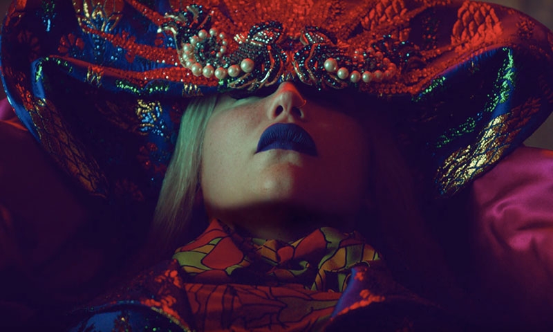 Похороны, свиные головы: KESHA вернулась с новым видео 
