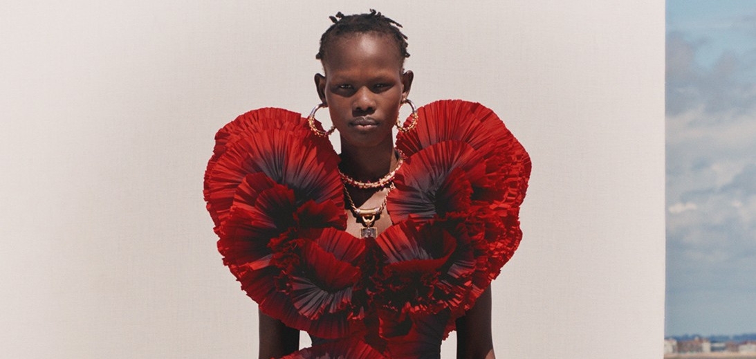 Бунтарский взгляд на современную женственность: Alexander McQueen представил Pre-Collection SS20