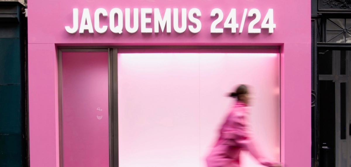 В стиле автоматов с едой: JACQUEMUS открыл розовый поп-ап-стор