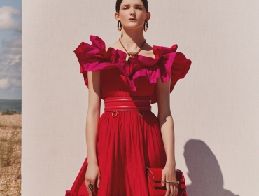 Бунтарский взгляд на современную женственность: Alexander McQueen представил Pre-Collection SS20