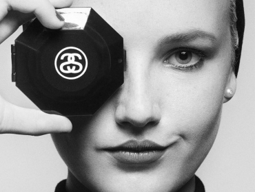 Хайповый бренд Stüssy воссоздал рекламную кампанию Карла Легерфельда