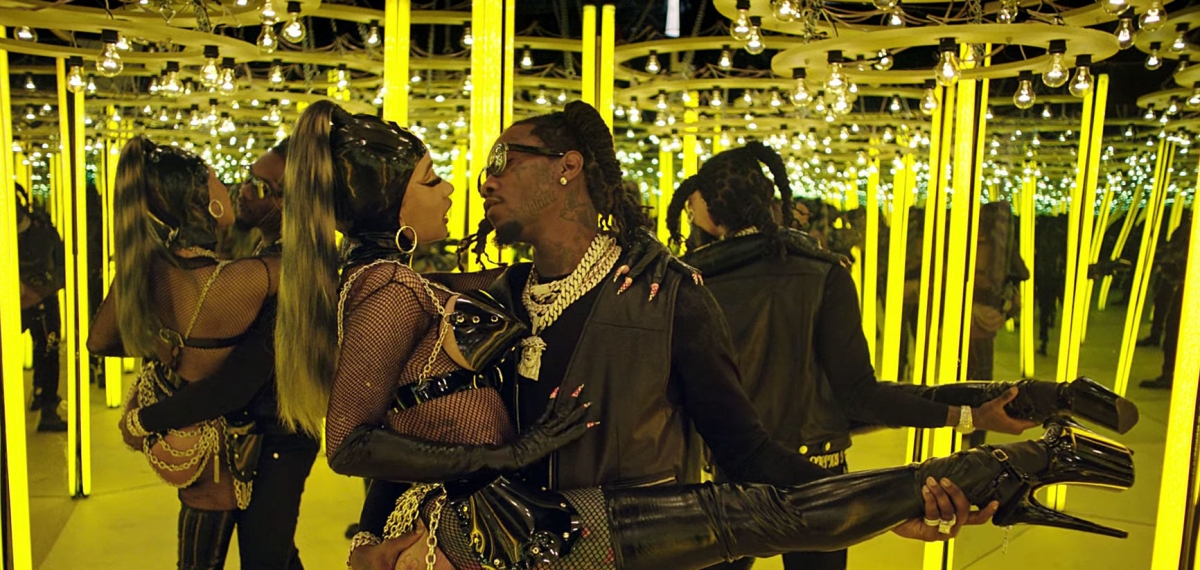Семейное воссоединение: Cardi B танцует тверк на коленях у своего мужа Offset в клипе Clout
