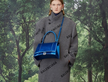 Многослойность, плечи и сумка для бутылки в коллекции Balenciaga Resort 2020
