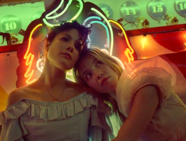 Звезда «Эйфории» Сидни Суини опять шалит в лунопарке с певицей Halsey в новом клипе Graveyard