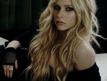 AVRIL LAVIGNE & Grey презентовали новый сингл "Wings Clipped"