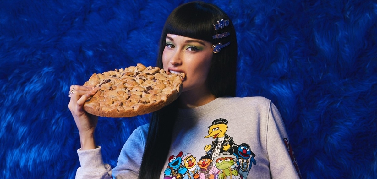 Знаменитое детское шоу: Новая коллекция Moschino переносит нас на улицу Сезам