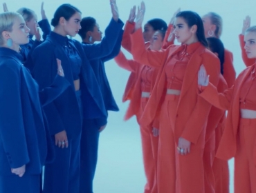 Dua Lipa представила новое видео "IDGAF"