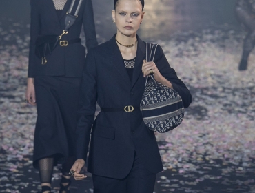 Танец и пластика в показе новой коллекции Christian Dior