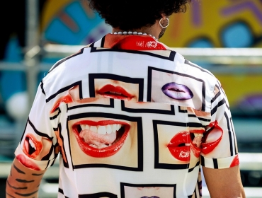 Смелые принты и непринужденный стиль модных мужчин на Pitti Uomo SS20