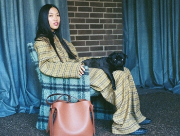 Acne Studios представили кампейн FW20, посвященный собакам. В нём снялись сотрудники с питомцами