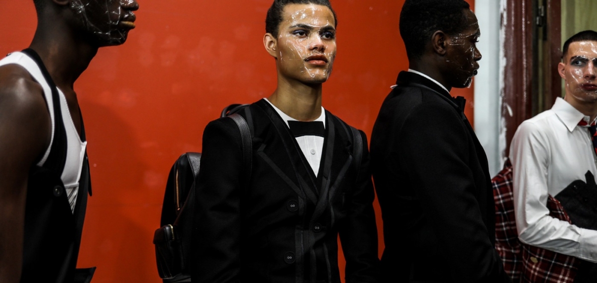 Пластиковые лица и идеальны костюм на показе Thom Browne