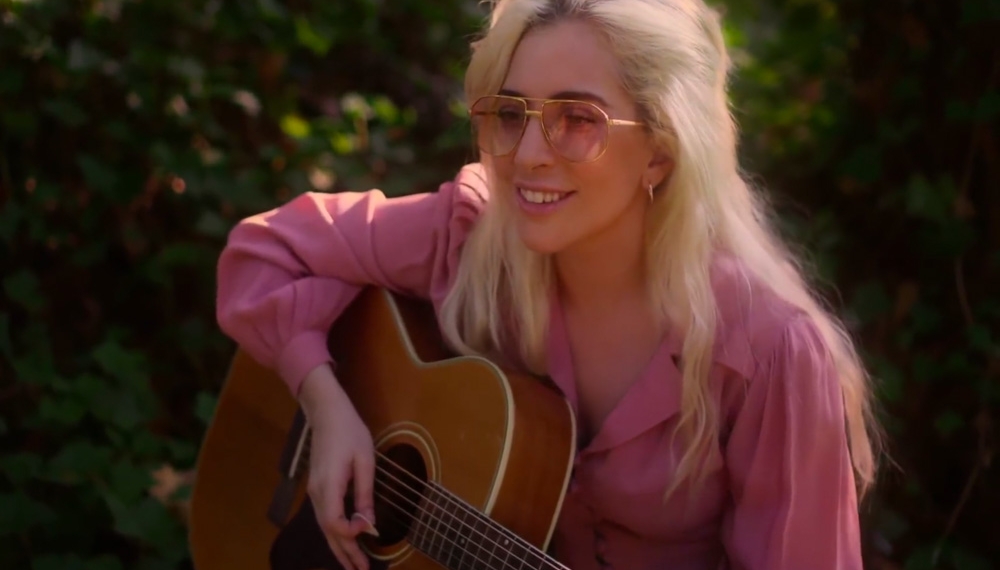 Lady Gaga посвятила новое видео покойной тёте