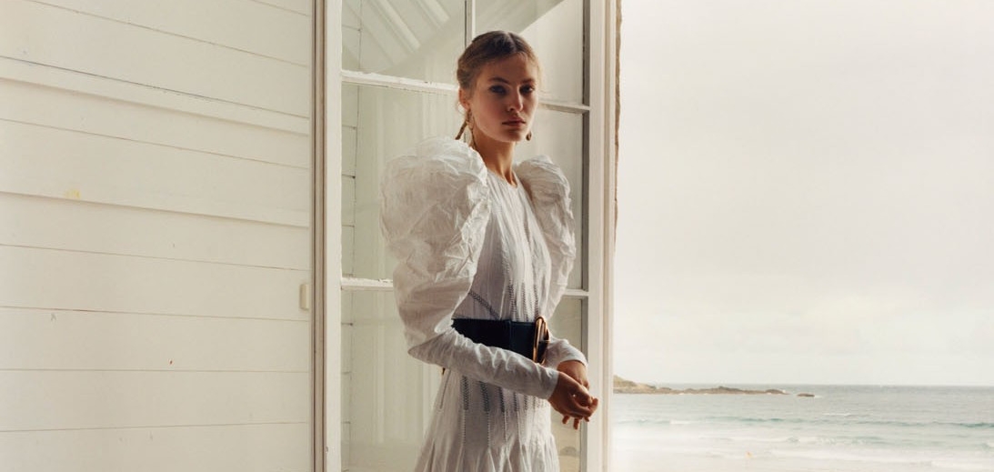 У самого синего моря: Романтичный кампейн Alexander McQueen SS20 в сказочном пляжном домике