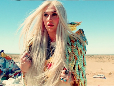 Похороны, свиные головы: KESHA вернулась с новым видео "Praying"