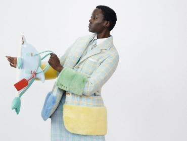 «Веселье - это ключ»: Thom Browne представил нескучную коллекцию костюмов с дельфинами
