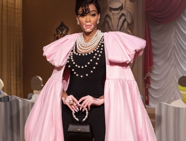 Смотрите потрясающий fashion-фильм Джереми Скотта для Moschino FW21 в стиле 40-х годов