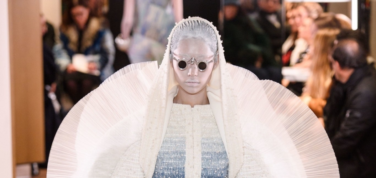 Фарфоровые куклы и жемчужные морские раковина на показе Balmain