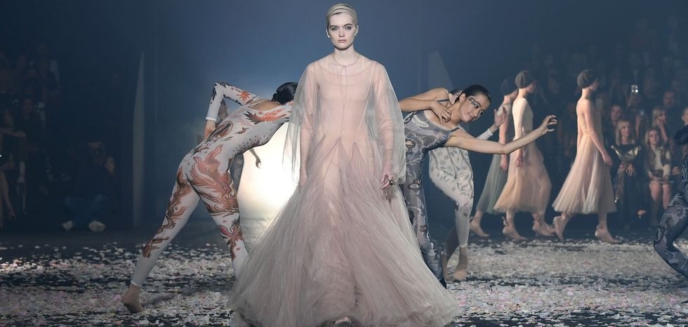 Танец и пластика в показе новой коллекции Christian Dior