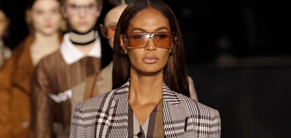 BURBERRY скасовує свій показ SS23 після смерті Королеви Єлизавети II