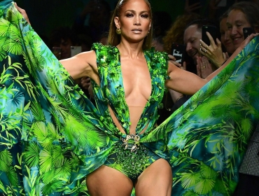 Versace подает в суд на масс-маркет-бренд Fashion Nova за копирование «того самого платья» Дженнифер Лопес