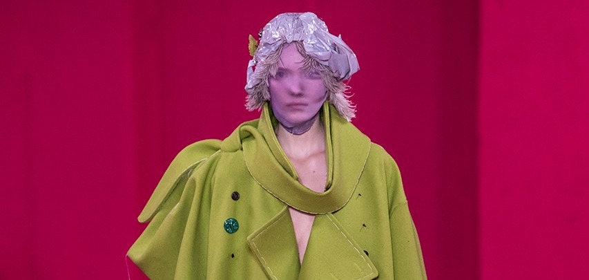 Сюрреализм, обувь-гибрид и незаконченный кутюр в новой коллекции Maison Margiela