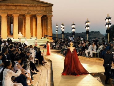 Античные боги: Dolce & Gabbana представили две кутюрные коллекции в Долине Храмов на Сицилии