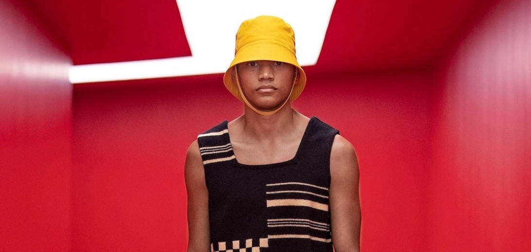 Бежать на пляж, как в детстве: Prada представляет коллекцию мужской одежды SS22
