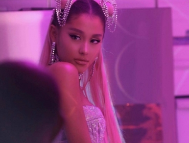 Девочки такие девочки: Розовое видео Арианы Гранде «7 Rings»