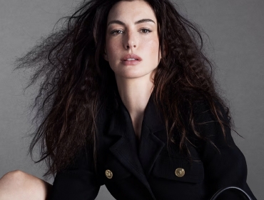 Anne Hathaway та Cillian Murphy очолюють кампанію VERSACE Icons