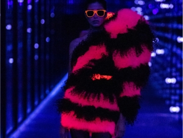 Королевы нуара и неоновые демоны на показе Saint Laurent