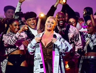 Знай наших: Pink выступила с номером украинской команды