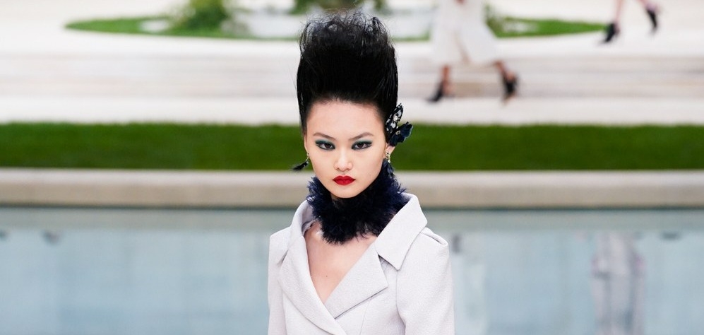 От наброска до подиума: Новая кутюрная коллекция CHANEL и как она создавалась